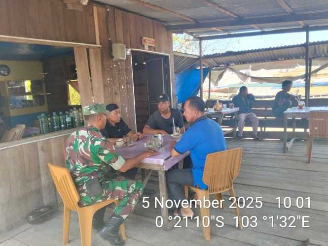 Babinsa Sertu SuratnobJaga Keseimbangan Kamtibmas dan Sosial di Wilayah Sebrang Tembilahan