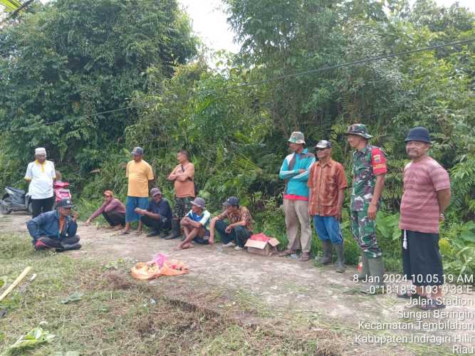 Serda Deni Sutrisno Adakan Goro  Dengan Warga Kelurahan  Sungai  Beringin