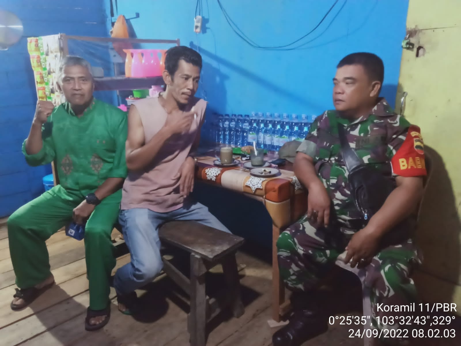 Serda Yulihendra Babinsa Koramil 11/Pulau Burung Membangun Hubungan Sosial