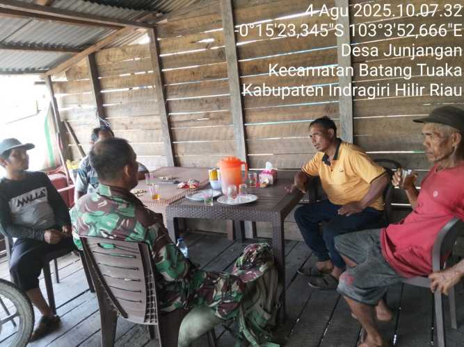 Serda Fero A. Duha, Babinsa Koramil 12/Batang Tuaka, Berhasil Ubah Mindset Masyarakat dalam Pembukaan Lahan di Desa Sungai Junjangan