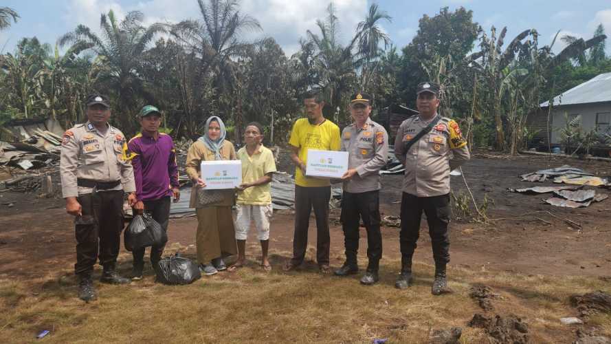 Kapolsek Kempas dan Kades Pekan Tua Berikan Bantuan Sosial kepada Korban Musibah Kebakaran Rumah.