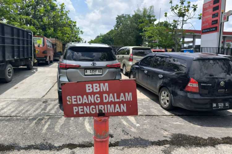Ini Penjelasan Pertamina Patra Niaga Sumbagut Soal Penyebab Antrean BBM di Riau Mengular
