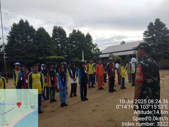 Babinsa Koramil 12/Btk dalam memberikan materi Wawasan Kebangsaan Kepada Para Siswa