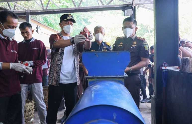 Kejati Riau Musnahkan 22,2 Juta Batang Rokok Ilegal, Selamatkan Negara dari Kerugian Cukai