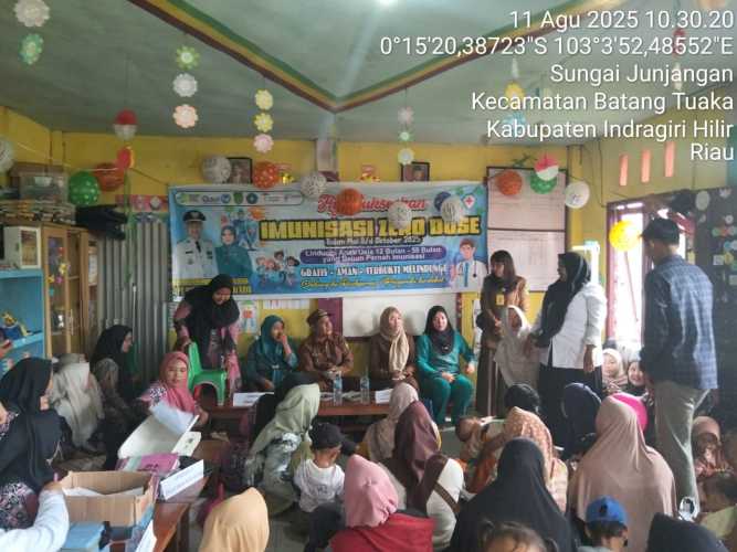 Babinsa Koramil 12/Batang Tuaka Dampingi Imunisasi Zero Dose di Desa Sei Junjangan