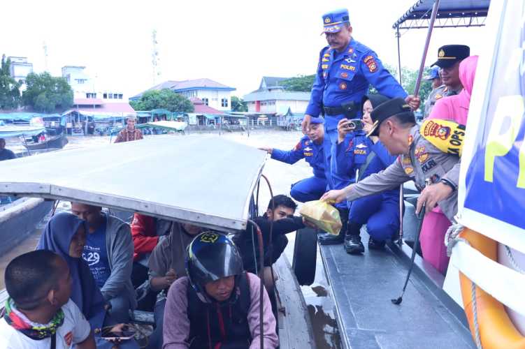 Polres Inhil Berbagi Takjil di Sekitar Pelabuhan Pelindo