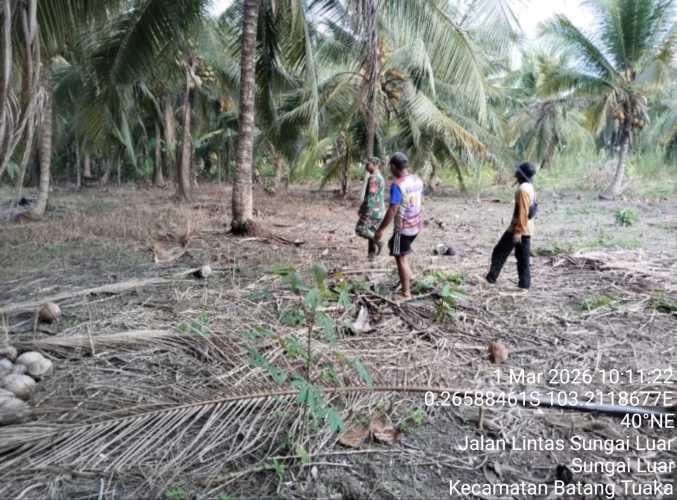 Babinsa Sungai Luar Laksanakan Adaptasi Batas Lahan Warga Lewat Patroli Terpadu