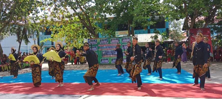 SMA 8 Pekanbaru Taja Pagelaran Seni dan Panen Karya 2024