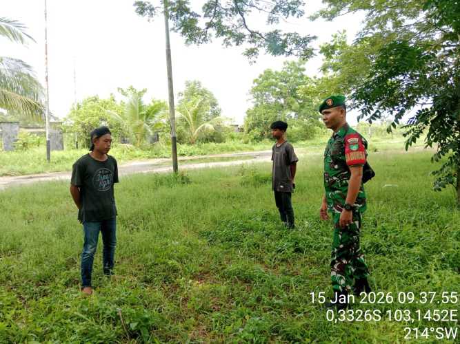 Babinsa Tembilahan Hulu patroli lintas wilayah untuk pencegahan Karhutla: