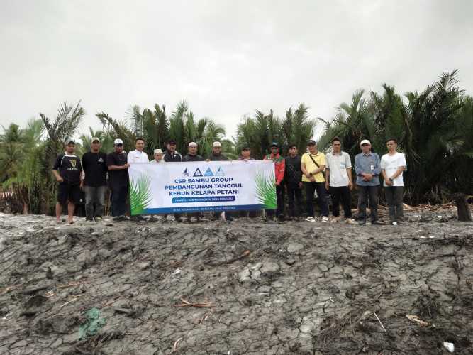 Sebagai Upaya Penanganan Kebun Kelapa dari intrusi Air Laut, Sambu Group Bangun Tanggul di Desa Penjuru