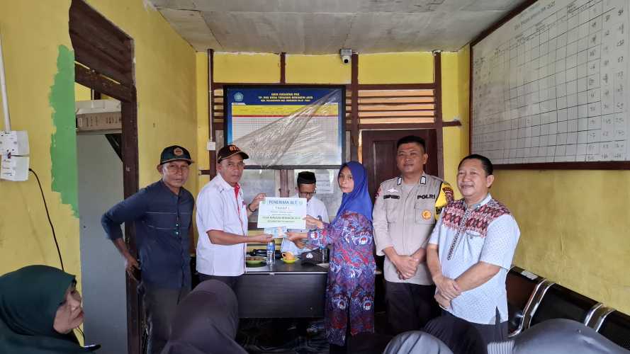 Pastikan Bantuan Tepat Sasaran, Bhabinkamtibmas Polsek Pelangiran Amankan Penyaluran BLT DD Tahap I 2026