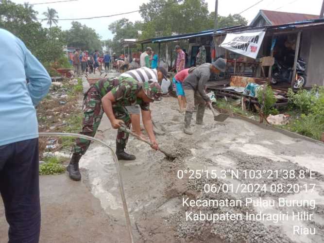 Serda Ahmad Feri Goro Perbaikan Jalan di Lingkungan Desa