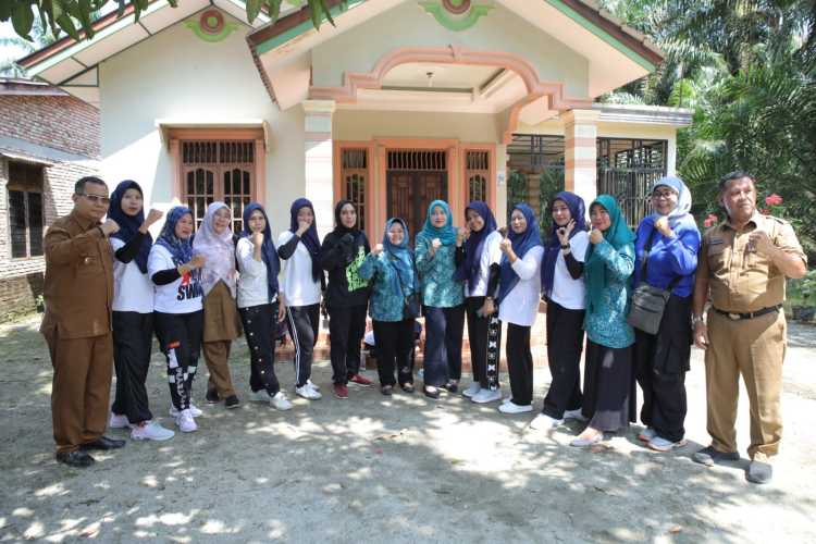 Ketua PKK Kabupaten Asahan Monitoring Lomba Hatinya PKK Tingkat Sumut di Desa Banjar
