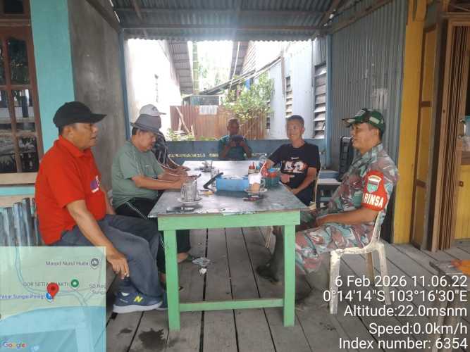 Babinsa Sungai Piring Ajak Warga Tingkatkan Kebersihan Lingkungan Melalui Tanaman TOGA