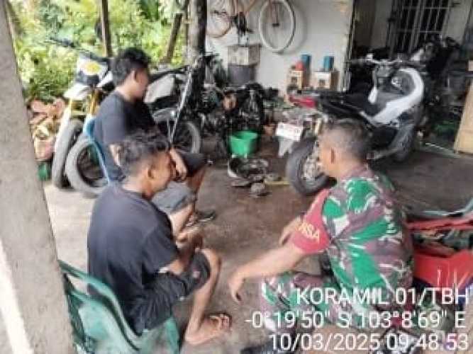 Babinsa Koramil 01/Tbh Kodim 0314/Inhil Laksanakan Komsos dengan Masyarakat di Parit 21 Tembilahan