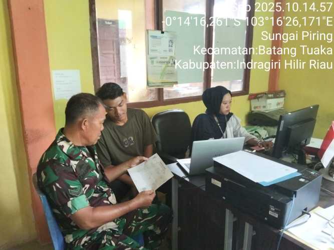 Babinsa Koramil 12/Batang Tuaka Gencarkan Penyuluhan Pembaharuan Data Kependudukan di Kelurahan Sungai Piring