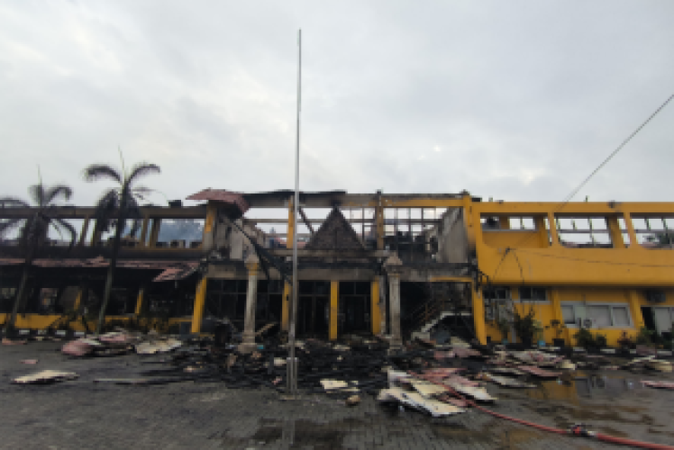 Jelang Subuh, Kantor Disnakertrans Riau Ludes Terbakar