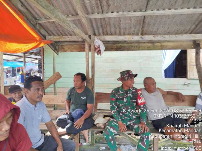 Babinsa Koramil 08/Mandah Tingkatkan Solidaritas Sosial Warga di Bulan  Ramadan Melalui Komsos