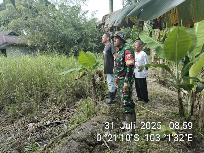 Babinsa Sertu Suratno Aktif Sosialisasi Pencegahan Karhutla di Tembilahan