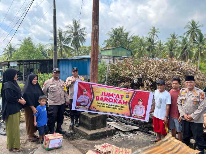 Kapolsek Pulau Burung Pimpin Pemberian Bantuan Sosial untuk Korban Kebakaran