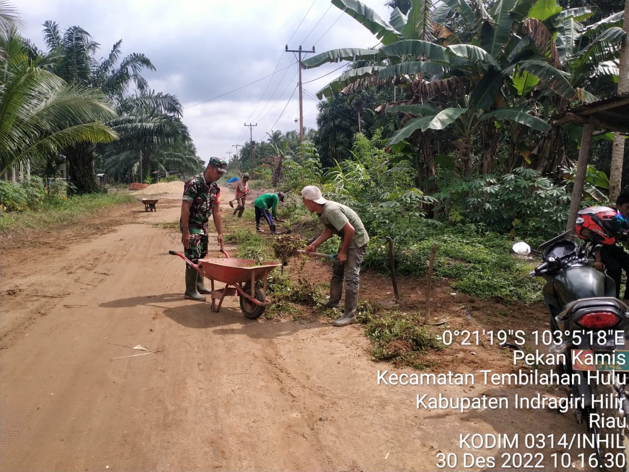 Awali Tahun Baru Sertu Masri Lakukan Gotong Royong