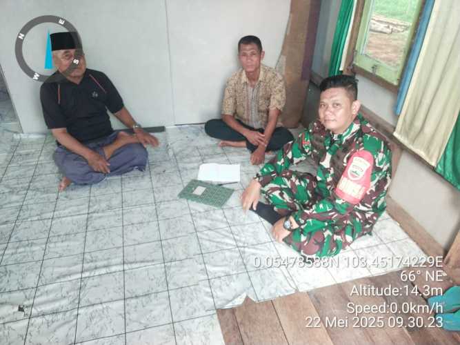 Babinsa Koramil 08/Mandah  Laksanakan Komsos untuk Tingkatkan Kemanunggalan TNI-Rakyat