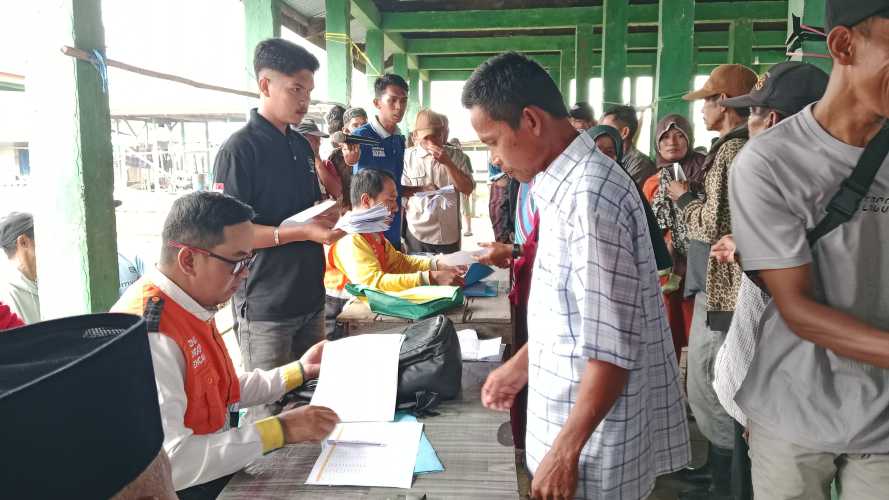 Bantuan Tunai BAZNAS Sasar 483 Warga Terdampak Banjir di Desa Sialang Panjang