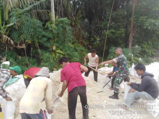 Kegiatan Gotong Royong Babinsa Koramil 01/Tembilahan,Wujudkan Harmoni dengan Masyarakat