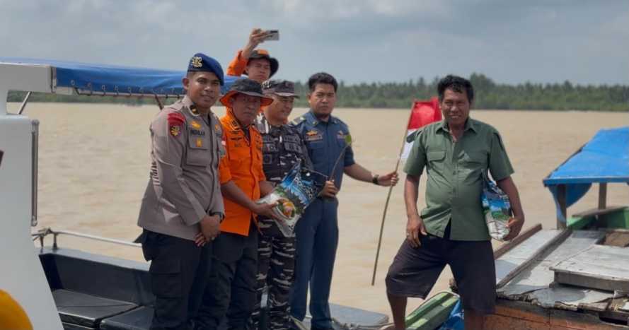 Satpolairud Polres Inhil Hadir di Seberang Tembilahan, Nelayan Terima Bantuan dan Bibit Mangrove dalam Ekspedisi Merah Putih Presisi