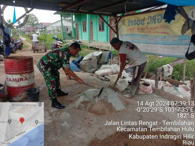 Utamakan Kenyamanan Warga, Sertu M. Yasin Perbaiki Jalan Lingkungan Masyarakat