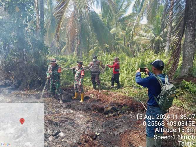 Babinsa Koramil 12/Batang Tuaka Padamkan Karhutlah di Hari Pertama