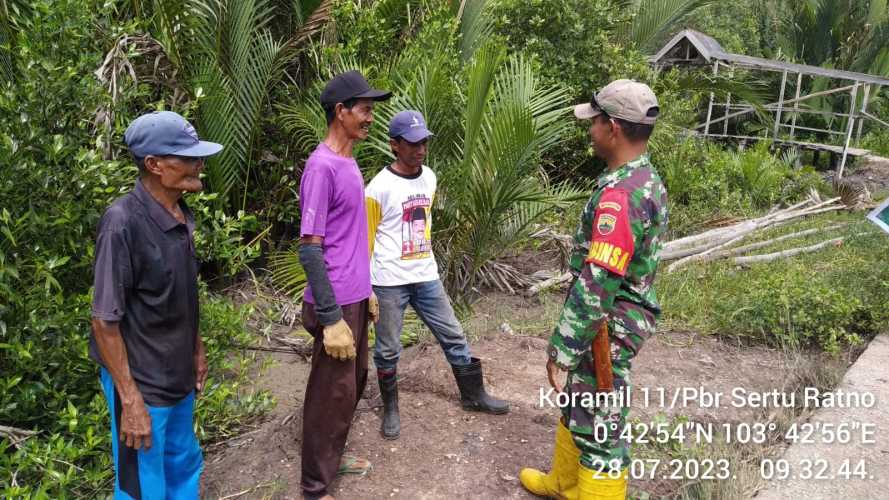 Babinsa Koramil 11/Pulau Burung  Patroli Karlahut Bersama Warga Binaan