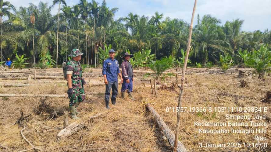 Babinsa menjaga kelestarian alam dan pencegahan potensi Karhutla melalui patroli tapal batas