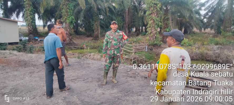 Babinsa Kuala Sebatu Gencarkan Sosialisasi Cegah Kebakaran Lahan di Musim Kemarau
