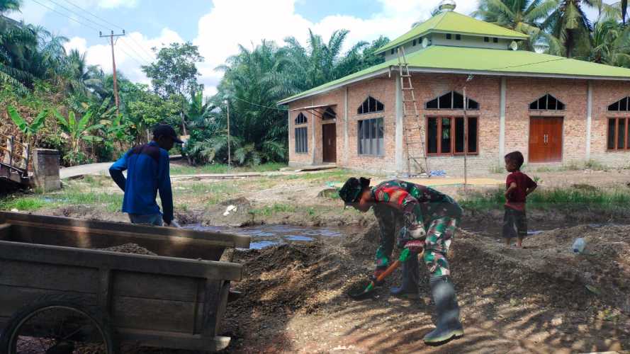 Babinsa Koramil 12/Batang Tuaka Gotong Royong Renovasi Mushola Bersama Warga Sungai Raya