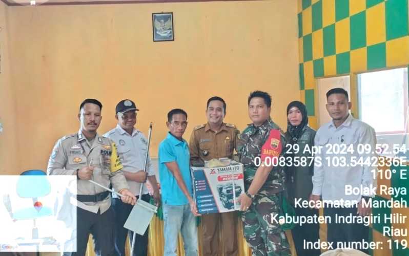 Babinsa Bolak Raya Dampingi Penyerahan Bantaun Kepada Nelayan Setempat