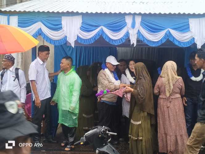 Antusiasme Warga Pasir Limau Kapas Sambut Cabup-Cawabup Rohil di Tengah Hujan