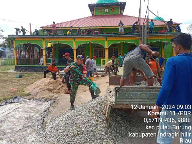 Babinsa Tularkan Semangat  Gotong Royong Perbaiki Sarana Ibadah