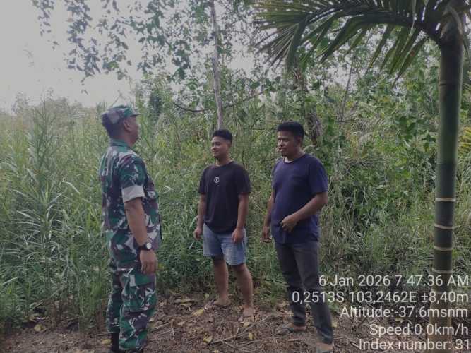 Babinsa Desa Sungai Dusun melaksanakan patroli tapal batas: