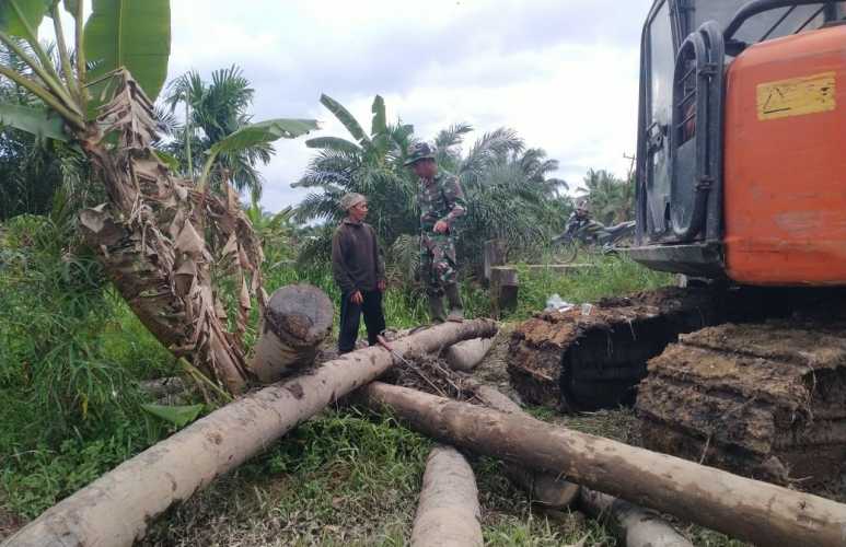 Sertu Siswanto, Personil Koramil 11/Pulau Burung, Jadi Pengawas Normalisasi Parit dalam Program TMMD ke-123 Kodim 0314/Inhil