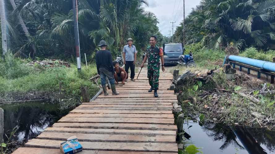 Kopda  Umar Bantu Perbaiki Akses Jembatan Yang Rusak