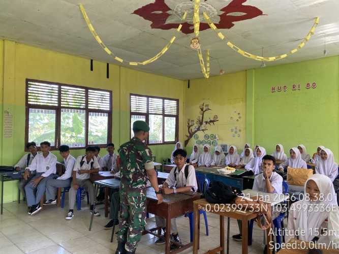 Babinsa Mandah Berikan Wawasan Kebangsaan (Wasbang) dan pemantapan jiwa patriotik kepada pelajar sekolah