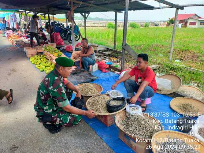 Sertu Syamsir Lakukan Sosialisasi kebersihan Kepada Pedagang Setempat