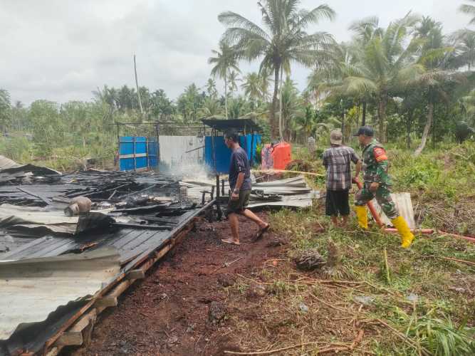 Sertu Siswanto Bantu Evakuasi Reruntuhan Kebakaran di Desa Pulau Burung