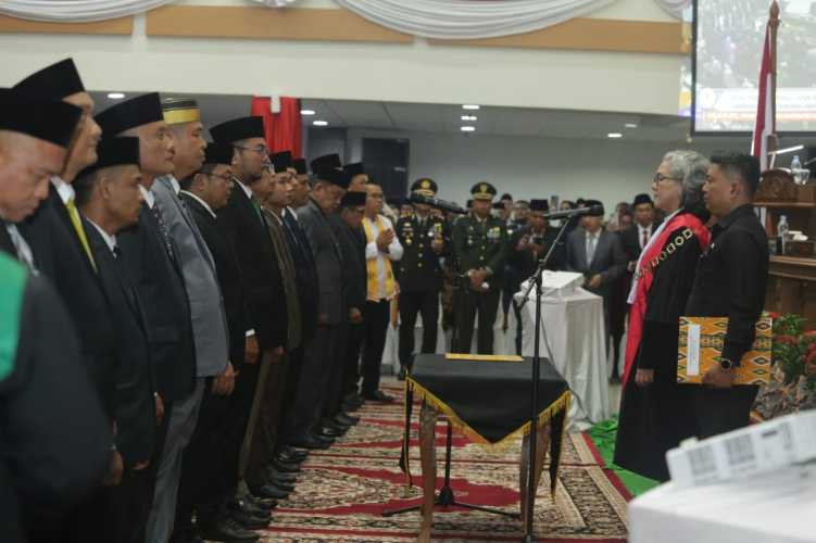 45 Anggota Dewan Perwakilan Rakyat Daerah (DPRD) Kabupaten Indragiri Hilir (Inhil) diambil sumpah dan janjinya dihadapan masyarakat