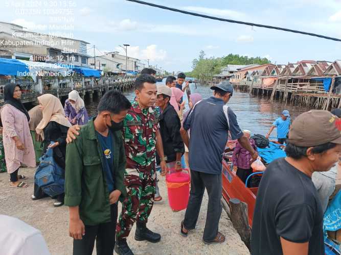 Babinsa Mandah Ingatkan Nahkoda Kapal Akan Cuaca yang Tidak Menentu