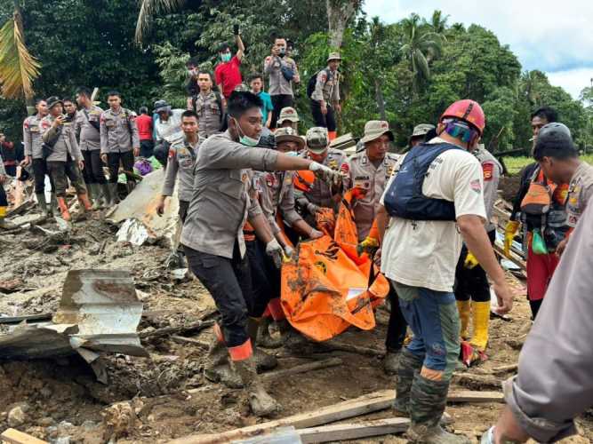Brimob Polda Riau Temukan Jasad Lansia di Tumpukan Lumpur Banjir Bandang Agam