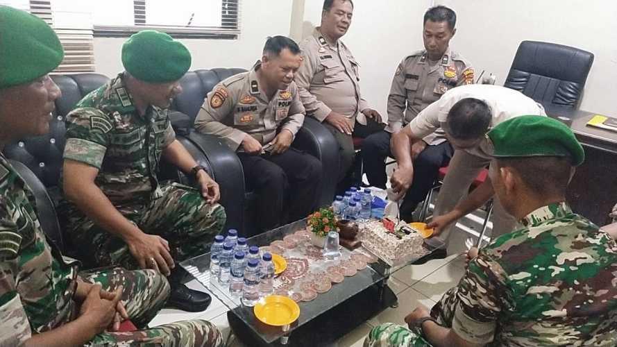 HUT Bhayangkara Ke -78, Danramil Pulau Burung Berikan Suprise dan Kue Ultah