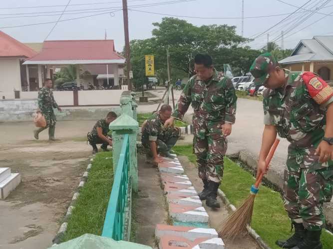 Danramil 05/Gas Lettu Czi Lettu Selamet hirohito pimpin pembersihan pangkalan