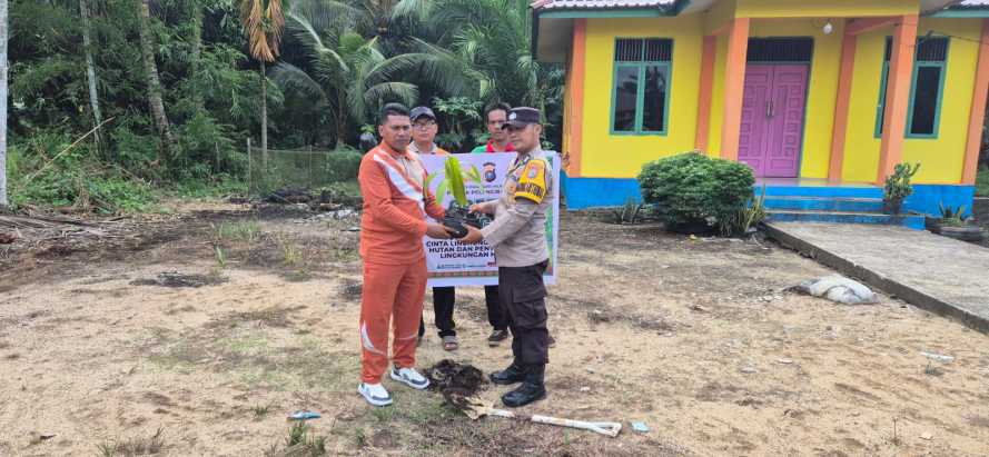 Bhabinkamtibmas Polsek Pelangiran Gelar Workshop Green Policing di Kantor Desa Wonosari, Tanam Pohon Mangga Bersama Masyarakat